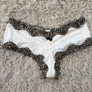 NWT VTG Victoria’s Secret Cheeky Lace Panty Small
